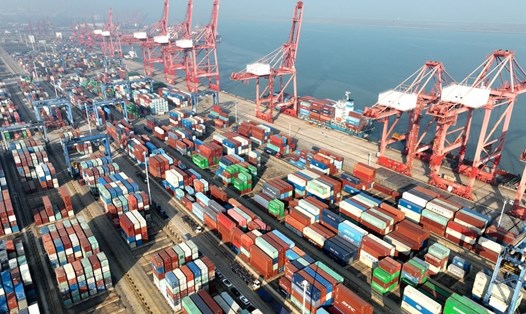Bến container tại cảng Liên Vân Cảng, tỉnh Giang Tô phía đông Trung Quốc. Ảnh: Xinhua