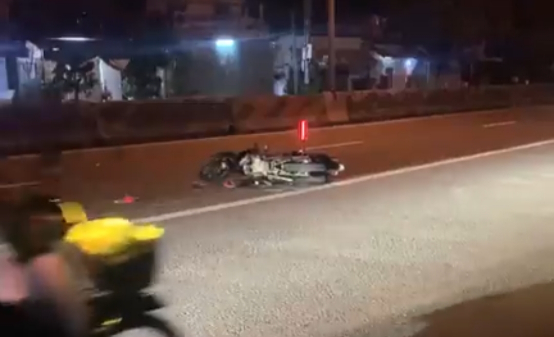 
Hiện trường vụ tai nạn làm một người tử vong trên Quốc lộ 1. Ảnh: Công an cung cấp.