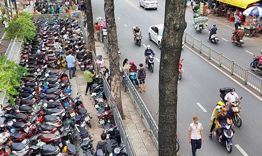 Vỉa hè đường Nguyễn Chí Thanh (Quận 5) trước Bệnh viện Chợ Rẫy bị lấn chiếm làm chỗ giữ xe máy.  Ảnh: Minh Quân