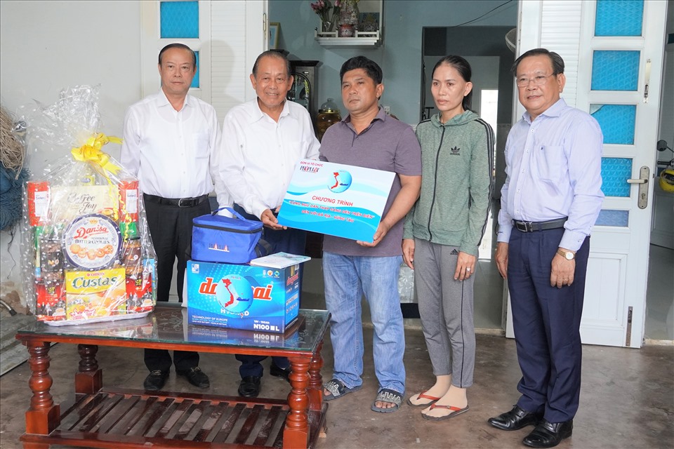 Ông Trương Hòa Bình (thứ 2 bên trái), ông Nguyễn Văn Thọ - Chủ tịch UBND tỉnh (bìa trái) trao quà hỗ trợ ngư dân hoàn cảnh khó khăn. Ảnh: Thành An