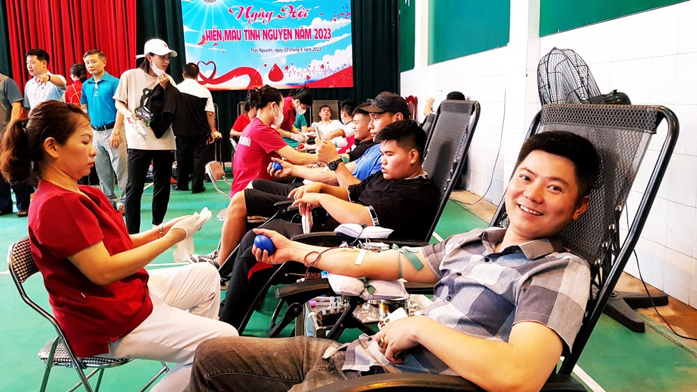 Trên 300 đoàn viên công đoàn tham gia hiến máu tình nguyện