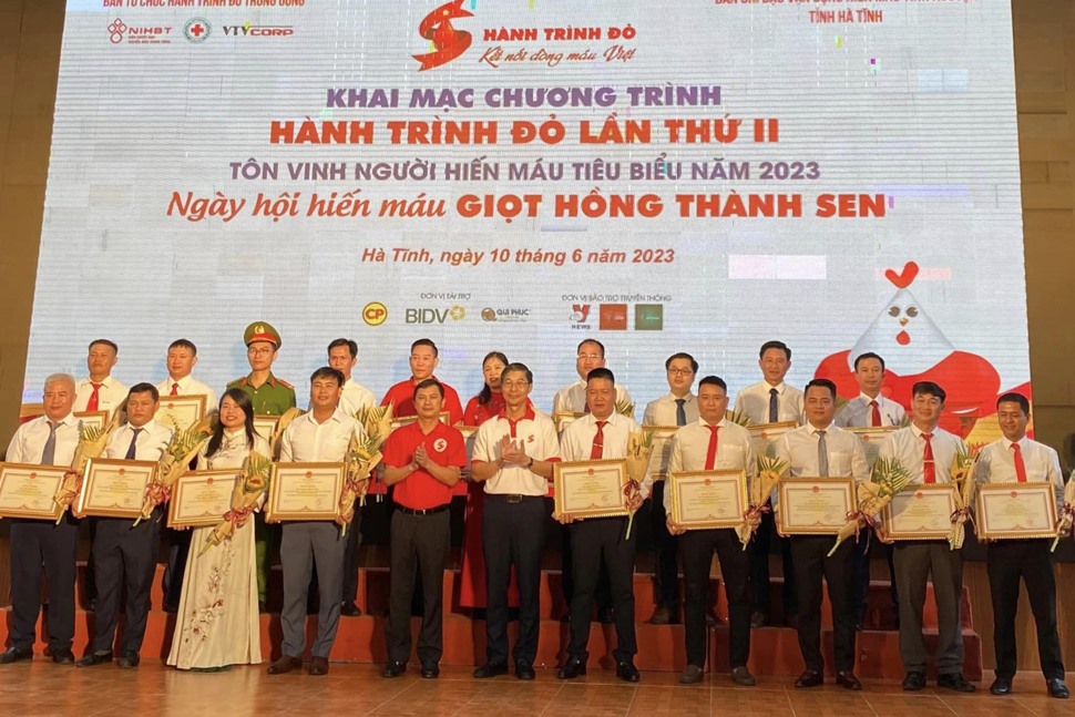Tôn vinh các cá nhân hiến máu tiêu biểu năm 2023 ở Hà Tĩnh. Ảnh: Tỉnh đoàn Hà Tĩnh.