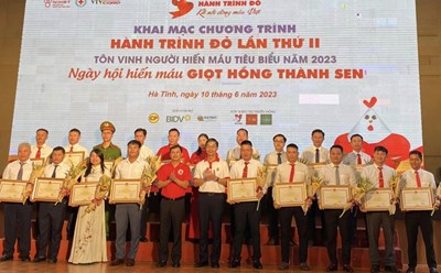 Tôn vinh các cá nhân hiến máu tiêu biểu năm 2023 ở Hà Tĩnh. Ảnh: Tỉnh đoàn Hà Tĩnh.