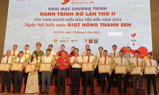 Tôn vinh các cá nhân hiến máu tiêu biểu năm 2023 ở Hà Tĩnh. Ảnh: Tỉnh đoàn Hà Tĩnh.