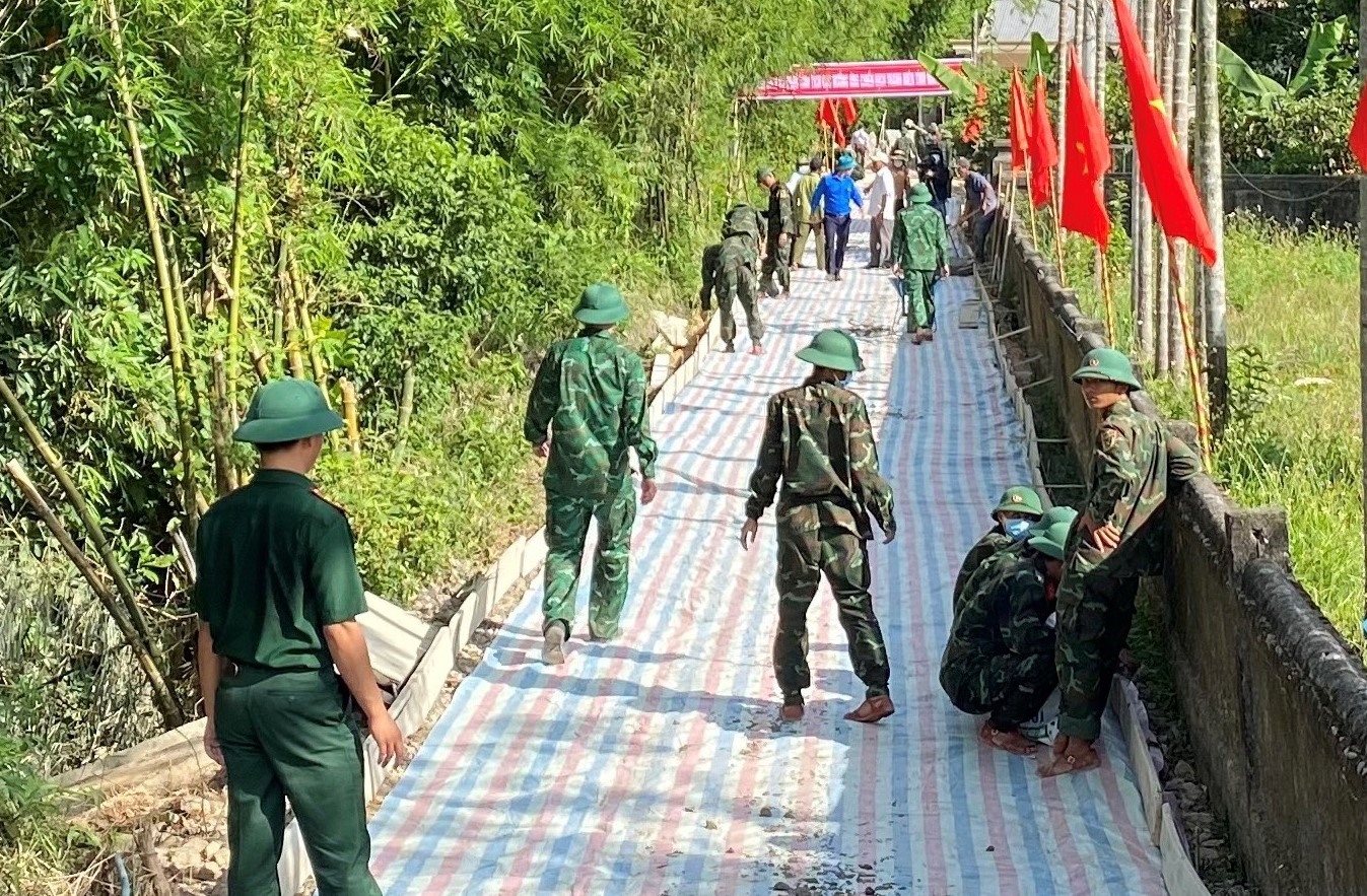 Các đoàn viên thanh niên làm đường bê tông nông thôn. Ảnh: Lập Xuân.