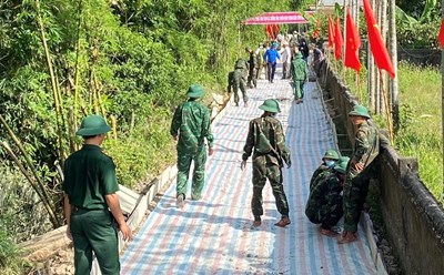 Các đoàn viên thanh niên làm đường bê tông nông thôn. Ảnh: Lập Xuân.