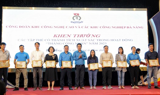 Công đoàn Khu CNC&CKCN Đà Nẵng khen thưởng các tập thể, cá nhân có thành tích xuất sắc trong hoạt động Tháng công nhân năm 2023. Ảnh: Tường Minh