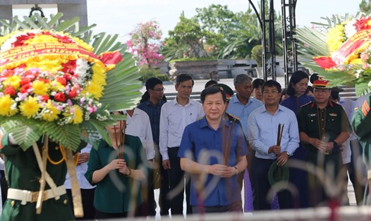 Phó Thủ tướng Lê Minh Khái cùng đoàn công tác dâng hương ở Nghĩa trang liệt sĩ Quốc gia Đường 9. Ảnh: Hưng Thơ