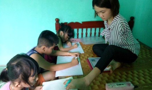 Đã 3 năm nay, cứ vào dịp hè, em Lê Thị Thắm lại mở lớp dạy tiếng Anh miễn phí cho những đứa trẻ nghèo trong xóm. Ảnh: Quách Du