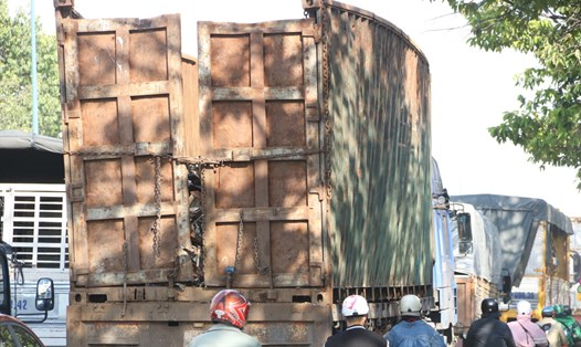 Xe container cũ móp méo chở sắt vụ lấn vào làn xe máy trên đường Mỹ Phước Tân Vạn. Ảnh: Dương Bình