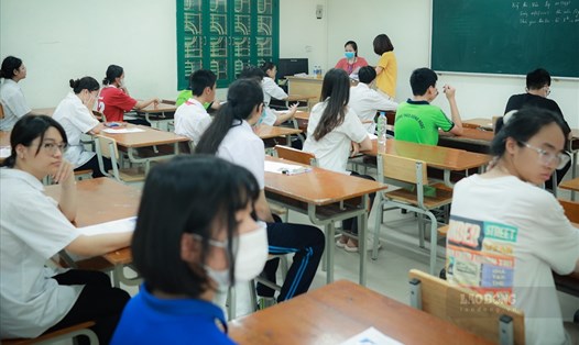 Thí sinh tham gia kỳ thi vào lớp 10 của Hà Nội. Ảnh: Hải Nguyễn