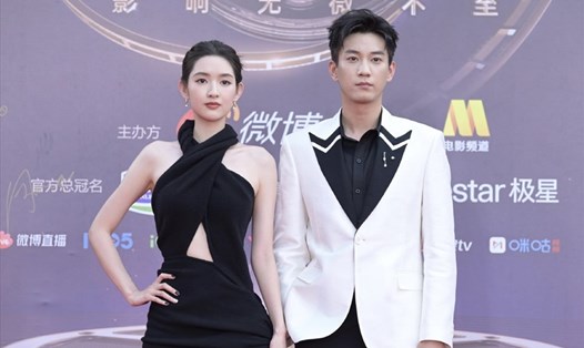 Vương Ngọc Văn và Vương Tử Kỳ tái ngộ tại Đêm hội Điện ảnh Weibo. Ảnh: Sina