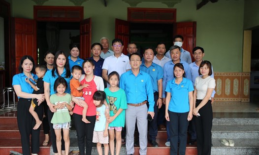 Cán bộ Công đoàn Cơ quan Liên đoàn Lao động tỉnh Nghệ An động viên, thăm hỏi tại gia đình chị Nguyên Thị Hương.   Ảnh: Nguyễn Hương