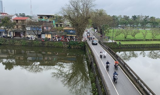 Chính quyền tỉnh Thừa Thiên Huế có ý tưởng làm  một cầu đi bộ vượt Hộ Thành hào nối thượng thành của Kinh thành Huế tại khu vực này. Ảnh: Tường Minh