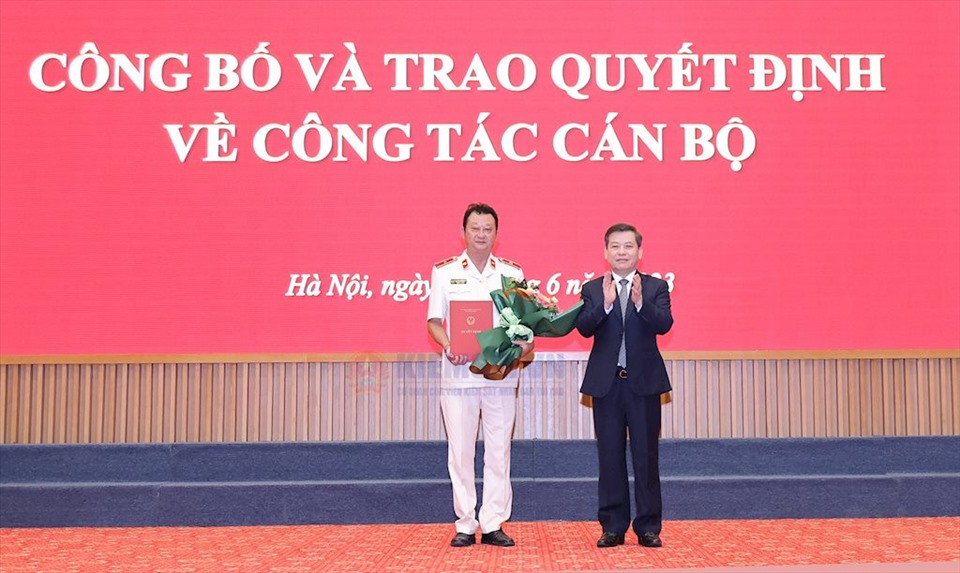 Tân Phó Thủ trưởng Cơ quan điều tra Viện KSND Tối cao (trái) được bổ nhiệm. Ảnh: Viện Kiểm sát