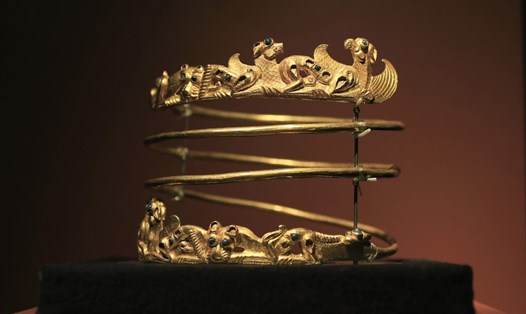 Một tác phẩm bằng vàng được trưng bày trong triển lãm "Crimea - Vàng và Bí mật của Biển Đen" tại bảo tàng lịch sử Allard Pierson ở Amsterdam, Hà Lan. Ảnh: AP