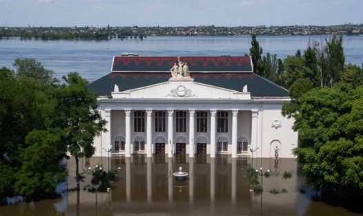 Quảng trường trung tâm ở Novaya Kakhovka bị ngập lụt hôm 7.6 sau khi vỡ đập thủy điện Kakhovka. Ảnh: Sputnik