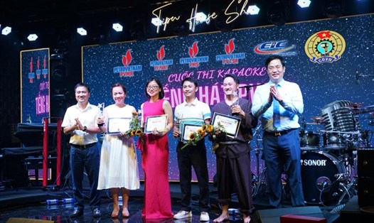 Ông Vũ Anh Tuấn, Phó Chủ tịch Công đoàn Dầu khí Việt Nam (thứ nhất từ trái sang), trao thưởng cho đoàn viên, người lao động tại Hội thi karaoke “Tiếng hát PVMR". Ảnh: CĐCS