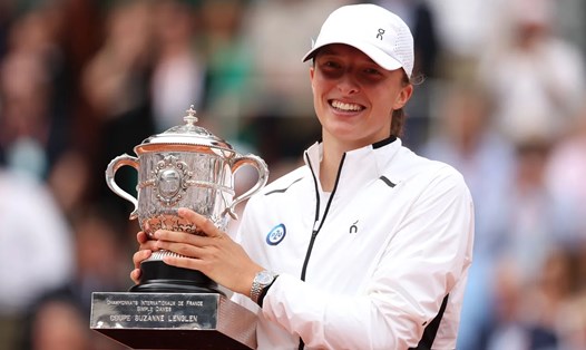 Iga Swiatek bảo vệ thành công danh hiệu Roland Garros sau trận chung kết vất vả. Ảnh: WTA