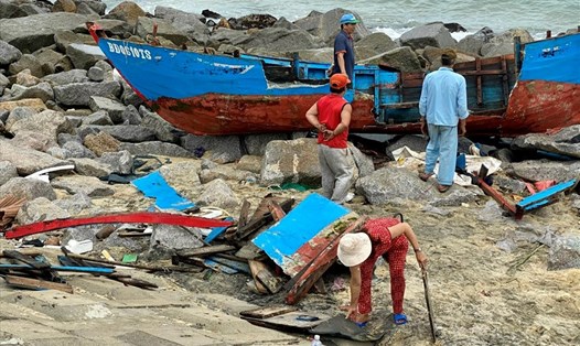 Hàng chục tàu thuyền của ngư dân xã Nhơn Lý, TP.Quy Nhơn bị sóng đánh lật úp, hư hỏng sau trận lốc xoáy vào năm 2022.  Ảnh: Diễm Phúc