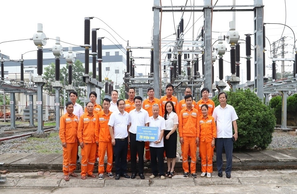 Công đoàn EVNNPC tặng quà  Đội Quản lý lưới điện Cao thế PC Vĩnh Phúc nhân Tháng Công nhân 2023. Ảnh: Hồng Vân
