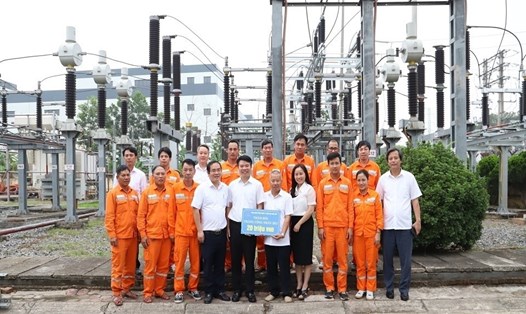 Công đoàn EVNNPC tặng quà  Đội Quản lý lưới điện Cao thế PC Vĩnh Phúc nhân Tháng Công nhân 2023. Ảnh: Hồng Vân