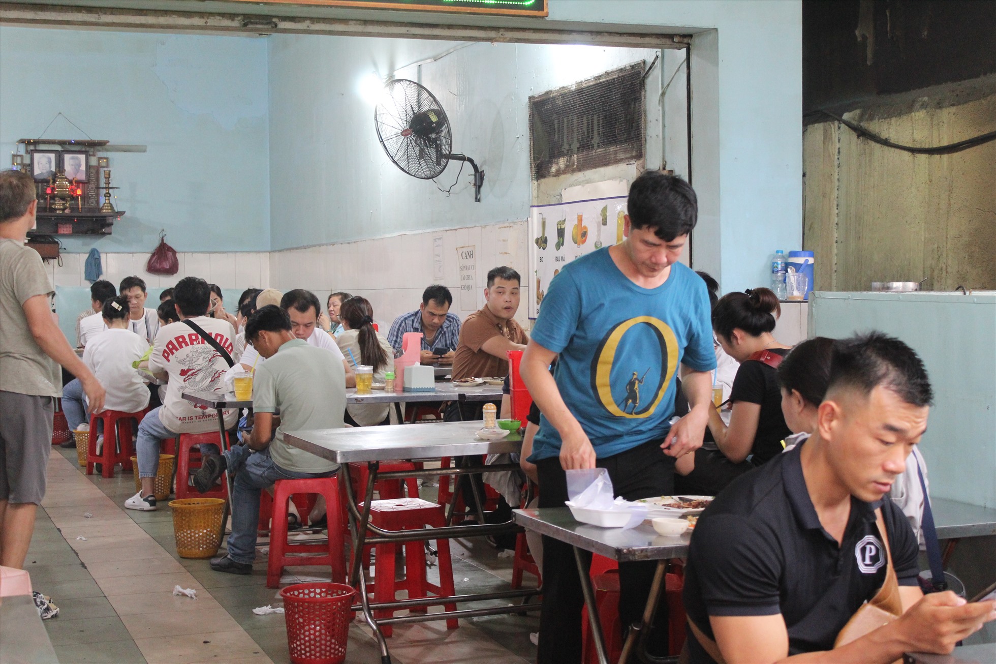 Nhiều quán ăn chật kín khách sau khi nhận danh hiệu danh giá Michelin. Ảnh: Như Quỳnh