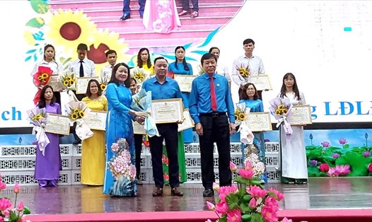 Lãnh đạo Liên đoàn Lao động tỉnh Lạng Sơn trao bằng khen cho đoàn viên. Ảnh: Công đoàn tỉnh Lạng Sơn