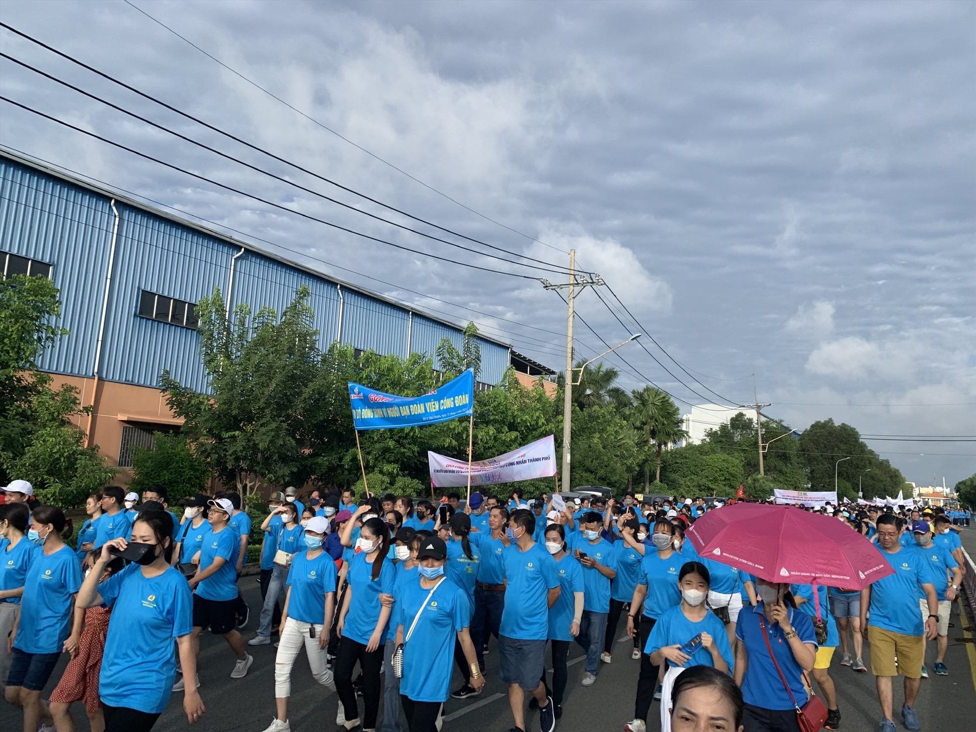 2.300 đoàn viên, công nhân, doanh nghiệp tham gia đi bộ sáng ngày 11.6. Ảnh Huỳnh Phương