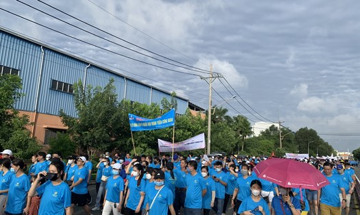2.300 đoàn viên, công nhân, doanh nghiệp tham gia đi bộ sáng ngày 11.6. Ảnh Huỳnh Phương