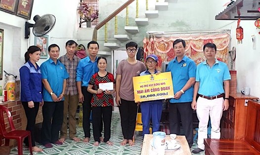 Lãnh đạo Công đoàn Công nghiệp Hoá chất Việt Nam trao hỗ trợ "Mái ấm Công đoàn" cho đoàn viên tại Công ty CP Cao su Sao Vàng. Ảnh: Công đoàn Hoá chất