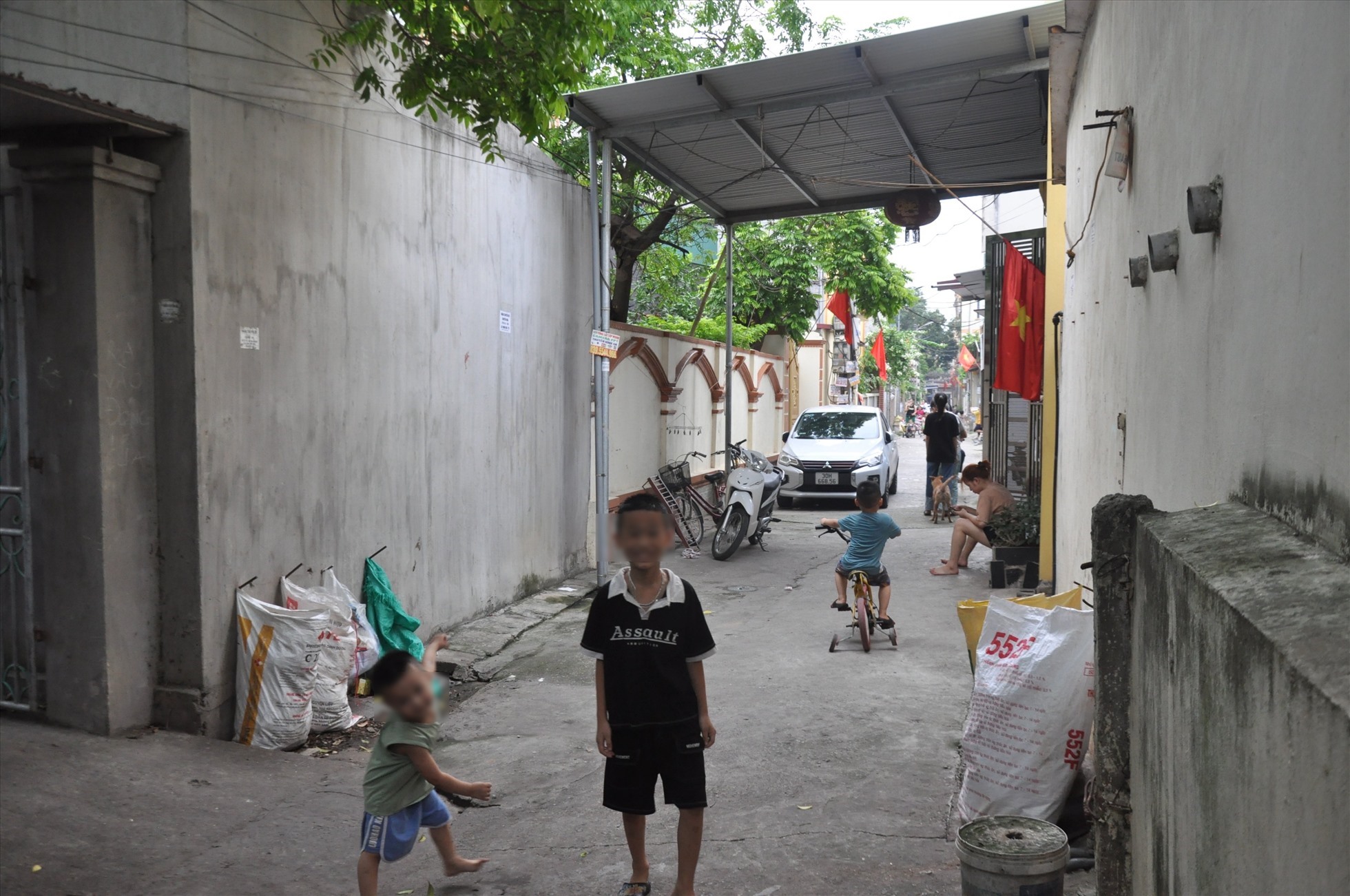 Xóm trọ công nhân trong những ngày mất điện rôm rả hơn bao giờ hết. Ảnh: Hạnh Hân.