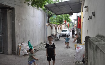 Xóm trọ công nhân trong những ngày mất điện rôm rả hơn bao giờ hết. Ảnh: Hạnh Hân.