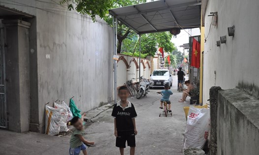 Xóm trọ công nhân trong những ngày mất điện rôm rả hơn bao giờ hết. Ảnh: Hạnh Hân.