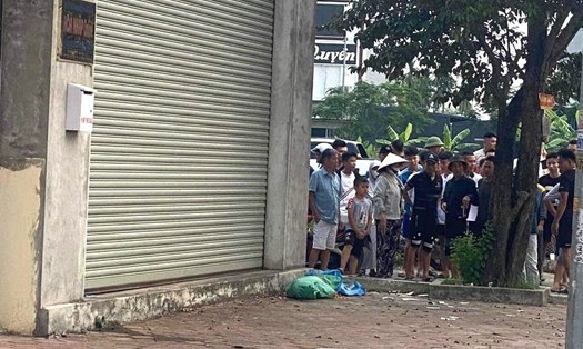 Thi thể người phụ nữ bị giấu trong bao tải trên vỉa hè. Ảnh: Nguyễn Trung Kiên