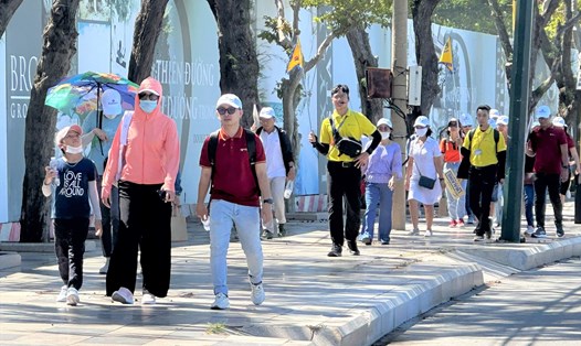 Du khách đi bộ trải nghiệm trên cung đường ven biển Bãi Trước. Ảnh: Thành An