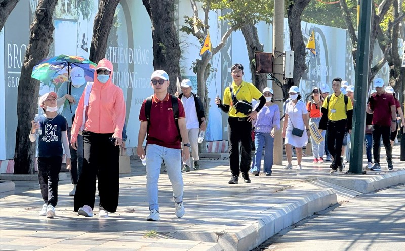 Du khách đi bộ trải nghiệm trên cung đường ven biển Bãi Trước. Ảnh: Thành An