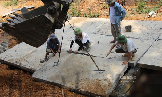 Chủ đầu tư cho người tiến hành lập rào chắn, đậy nắp bể nước tại công trình xảy ra vụ bé trai 10 tuổi đuối nước thương tâm. Ảnh: Nguyễn Tùng.