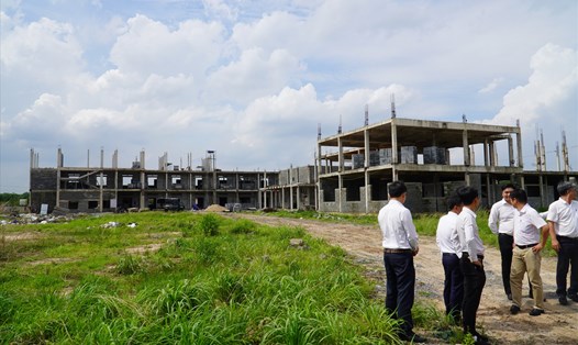 Cơ quan chức năng tỉnh Đồng Nai kiểm tra tiến độ các công trình xã hội tại khu tái định cư sân bay Long Thành vào ngày 5.6. Ảnh: Hà Anh Chiến