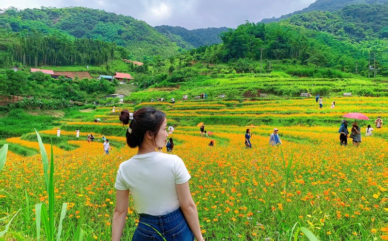 Thay vì những chuyến du lịch dài ngày, người dân Thủ đô có xu hướng về các tỉnh lân cận để tránh nắng nóng. Ảnh: Khánh Linh