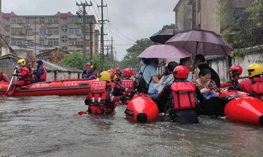 Nhân viên cứu hộ sơ tán cư dân trên một con phố bị ngập lụt ở Bắc Hải, khu tự trị Choang Quảng Tây hôm 8.6. Ảnh chụp màn hình