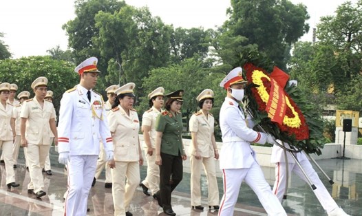 Đoàn đại biểu Công đoàn CAND tiêu biểu thành kính dâng hoa, vào lăng viếng Chủ tịch Hồ Chí Minh. Ảnh: Công đoàn CAND