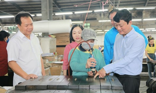 Ông Võ Văn Minh - Chủ tịch UBND tỉnh Bình Dương (bìa phải) - thăm, động viên công nhân lao động và doanh nghiệp khắc phục khó khăn, tích cực sản xuất phục hồi kinh tế. Ảnh: Hoàng Trung
