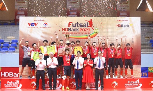 Đại học Đà Lạt nâng cao cúp vô địch Giải futsal Sinh viên khu vực Tây Nguyên 2023. Ảnh: VFF