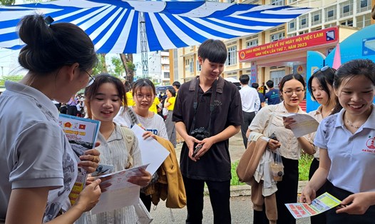 Sinh viên tham dự Ngày hội việc làm được tổ chức tại trường Đại học Kinh tế (Đại học Đà Nẵng). Ảnh: Nguyễn Linh