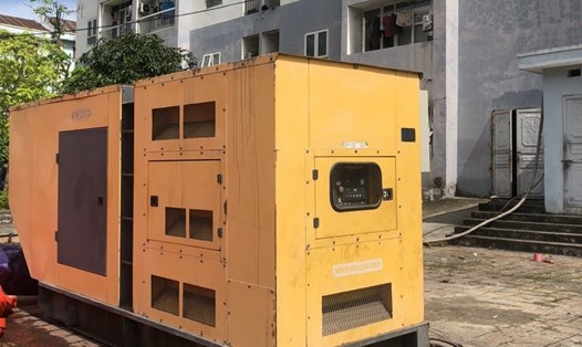 Công ty than Dương Huy lắp đặt máy phát điện công suất 400 KVA phục vụ chung cư. Ảnh: Công ty than Dương Huy