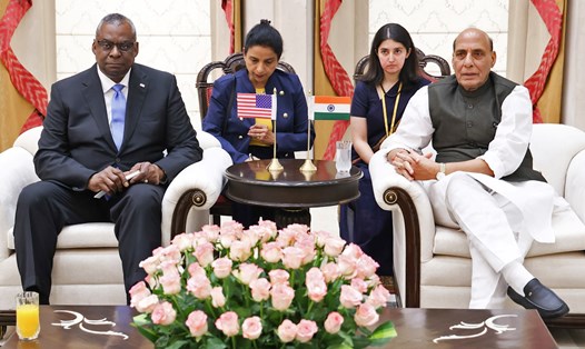 Bộ trưởng Quốc phòng Ấn Độ Rajnath Singh (phải) tiếp Bộ trưởng Quốc phòng Mỹ Lloyd Austin tại New Delhi, Ấn Độ, ngày 5.6.2023. Ảnh: AFP
