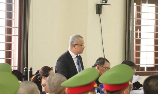 Luật sư Đặng Đình Mạnh (đứng) tại phiên tòa bào chữa cho các bị cáo liên quan đến “Tịnh Thất Bồng Lai”. Ảnh: An Long