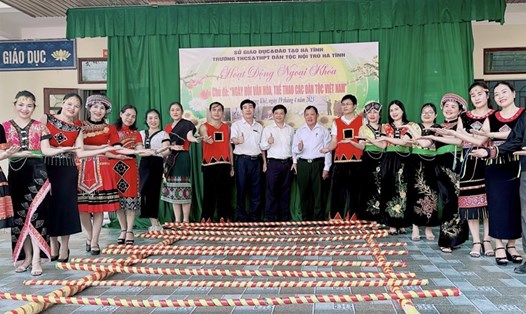 Các giáo viên tham gia ngày hội Văn hóa, thể thao các dân tộc Việt Nam năm 2023 tại Trường THCS&THPT Dân tộc nội trú Hà Tĩnh. Ảnh: Hương Khê.