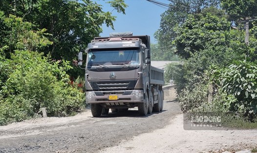 Đoàn xe tải nặng khiến cuộc sống người dân tại xã Quang Sơn bị đảo lộn. Ảnh: Phùng Minh